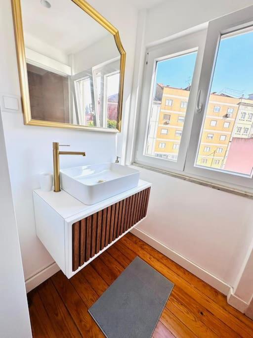 Lisbon City Center Flat For 6 Pp Buitenkant foto