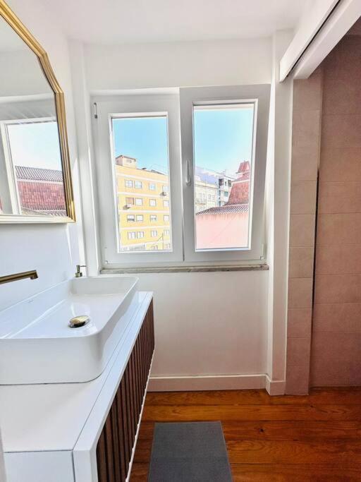 Lisbon City Center Flat For 6 Pp Buitenkant foto
